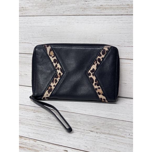 Silpada Handbags - Silpada Zahara Wristlet Genuine Leather Black Animal Print Leopard *flaw 👀